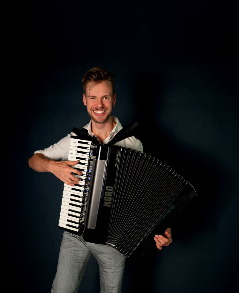 Het is zover wij hebben hem !! KORG FISA Suprema accordeon. 13 DECEMBER DEMONSTRATIE!!