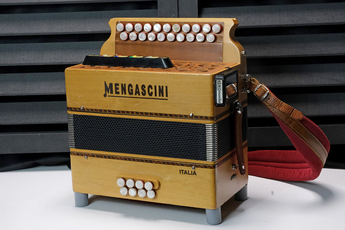 Frederic Mugnier2010 その② Mengascini D 212 C/F Compact (Occ.) 21 toets, 8 bas ,C-F Musette